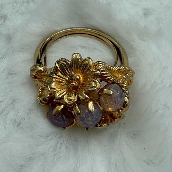 Avon Gold Ring with Floral Design and Opal Stones - Picture 6 of 10
